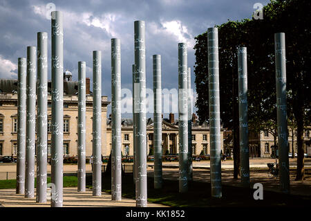 Piliers en acier inoxydable au mur de la paix monument à Champ de Mars Paris avec le mot paix écrit en 32 langues et alphabets 13 Banque D'Images