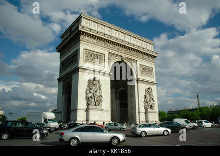 La célèbre Paris Arc de Triomphe fait partie de l'axe historique un groupe de monuments et grand axes de circulation sur une route à Paris Banque D'Images