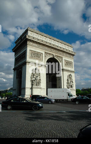 La célèbre Paris Arc de Triomphe fait partie de l'axe historique un groupe de monuments et grand axes de circulation sur une route à Paris Banque D'Images