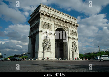 La célèbre Paris Arc de Triomphe fait partie de l'axe historique un groupe de monuments et grand axes de circulation sur une route à Paris Banque D'Images