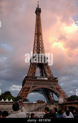 Les touristes prennent des photos de la Tour Eiffel depuis le bateau croisière sur la Seine à Paris Banque D'Images