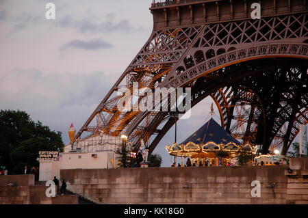 Soirée à Paris à la Tour Eiffel avec les touristes pêchant en dernier sur le carrousel Banque D'Images