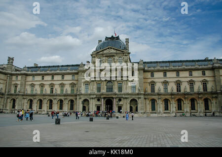 L'un des principaux monuments de Paris est du louvre.Le Louvre est le musée d'art le plus visité au monde et un monument historique en France Banque D'Images