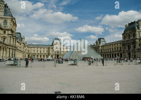 L'un des points forts de Paris est du Louvre avec la Pyramide.Le Louvre est le musée d'art le plus visité au monde et un monument historique. Banque D'Images