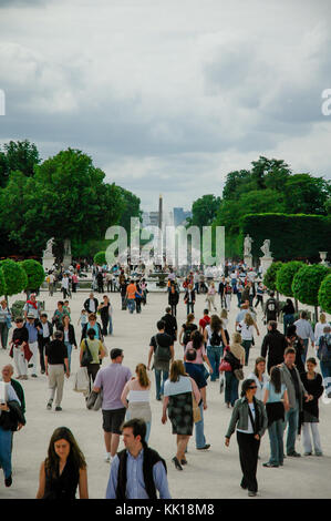 Les touristes sur la façon d'admirer de magnifiques du musée du Louvre Jardin des Tuileries avec le grand bassin rond en arrière-plan, Paris, France Banque D'Images