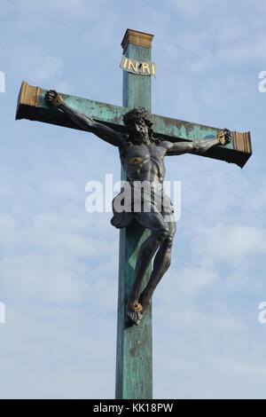 Crucifix sur le pont de pierre (Kamenný most) à Písek, en Bohême du Sud en République tchèque. Banque D'Images