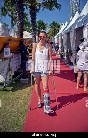 Jeune femme avec des béquilles et portant un amorçage médicale après une blessure au pied. Banque D'Images