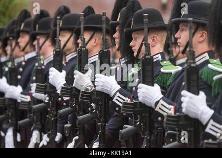 Des soldats de la Garde d'honneur norvégienne se forment lors d'une cérémonie de bienvenue en l'honneur du président des chefs d'état-major interarmées des États-Unis Joseph Dunford et du chef de la Défense norvégien Haakon Bruun-Hanssen à la forteresse d'Akershus le 19 septembre 2017 à Oslo, en Norvège. (Photo PO1 Dominique A. Pineiro via Planetpix) Banque D'Images