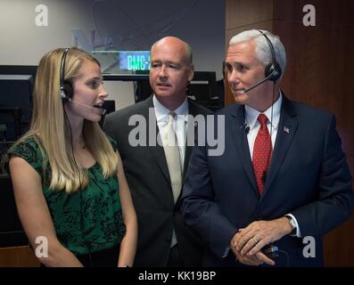 Jessica Duckworth, directrice des communications de la NASA (à gauche), Robert Aderholt, représentant des États-Unis en Alabama, et Mike Pence, vice-président américain, s'adressent aux membres de l'équipage de l'expédition 53 de la NASA. Les astronautes américains Joe Acaba, Randy Bresnik, et Mark Vande Hei par satellite depuis le Marshall Space Flight Center Payload Operations Integration Center le 25 septembre 2017 à Huntsville, Alabama. (Photo de Bill Ingalls via Planetpix) Banque D'Images