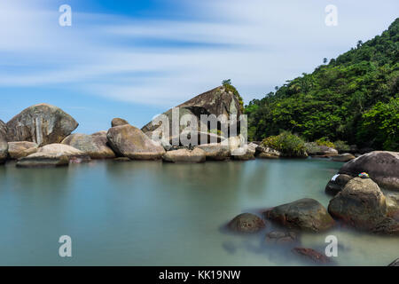 Photo prise à Trindade, Brésil Août 2017 : temps d'exposition Pedra da Praia do Meio. Praia do Cachadaco. Plage à l'eau claire. Trindade, Paraty, Rio d Banque D'Images