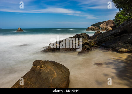 Photo prise à Trindade, Brésil Août 2017 : temps d'exposition Pedra da Praia do Meio. Praia do Cachadaco. Plage à l'eau claire. Trindade, Paraty, Rio d Banque D'Images