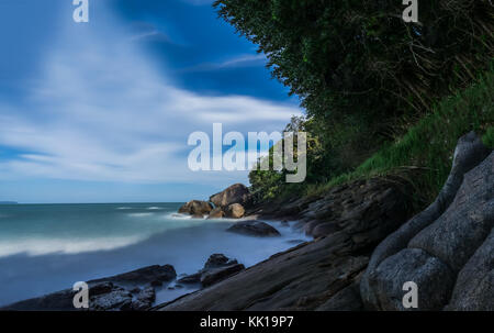 Photo prise à Trindade, Brésil Août 2017 : temps d'exposition Pedra da Praia do Meio. Praia do Cachadaco. Plage à l'eau claire. Trindade, Paraty, Rio d Banque D'Images