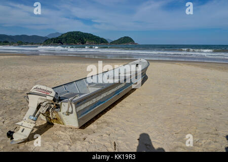 Photo prise à Trindade, Brésil Août 2017 : Pedra da Praia do Meio. Praia do Cachadaco. Plage à l'eau claire. Trindade, Paraty, Rio de Janeiro, Bra Banque D'Images