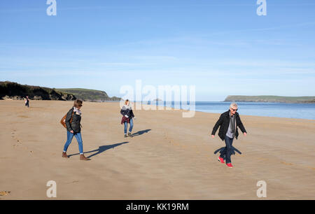 Marcher le long de la berge, dans la baie de la rivière padstow cornwall uk camel Banque D'Images