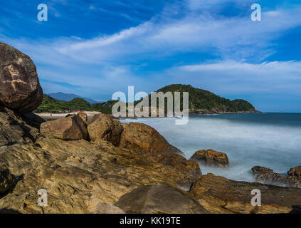 Photo prise à Trindade, Brésil Août 2017 : temps d'exposition Pedra da Praia do Meio. Praia do Cachadaco. Plage à l'eau claire. Trindade, Paraty, Rio d Banque D'Images