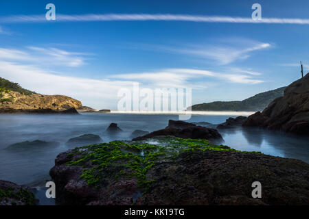 Photo prise à Trindade, Brésil Août 2017 : temps d'exposition Pedra da Praia do Meio. Praia do Cachadaco. Plage à l'eau claire. Trindade, Paraty, Rio d Banque D'Images