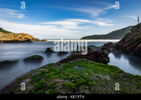 Photo prise à Trindade, Brésil Août 2017 : temps d'exposition Pedra da Praia do Meio. Praia do Cachadaco. Plage à l'eau claire. Trindade, Paraty, Rio d Banque D'Images