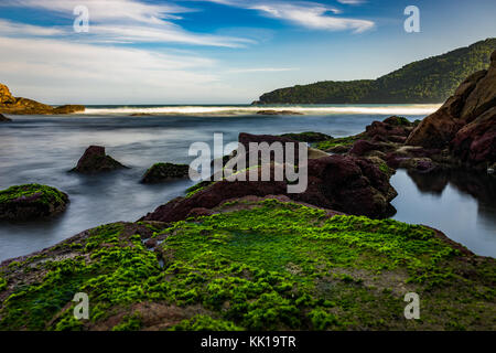 Photo prise à Trindade, Brésil Août 2017 : temps d'exposition Pedra da Praia do Meio. Praia do Cachadaco. Plage à l'eau claire. Trindade, Paraty, Rio d Banque D'Images