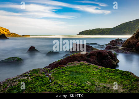 Photo prise à Trindade, Brésil Août 2017 : temps d'exposition Pedra da Praia do Meio. Praia do Cachadaco. Plage à l'eau claire. Trindade, Paraty, Rio d Banque D'Images