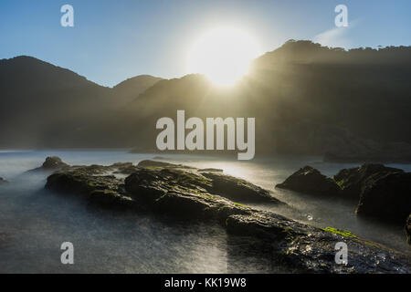 Photo prise à Trindade, Brésil Août 2017 : temps d'exposition Pedra da Praia do Meio. Praia do Cachadaco. Plage à l'eau claire. Trindade, Paraty, Rio d Banque D'Images