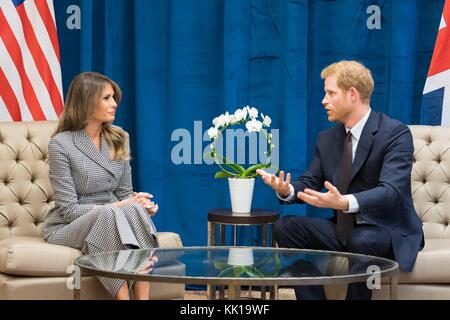 La première dame des États-Unis Melania Trump rencontre le prince Harry de Galles du Royaume-Uni lors des Jeux Invictus le 23 septembre 2017 à Toronto, Canada. Les Jeux Invictus sont un événement international de style paralympique pour les militaires blessés ou malades et les vétérans. (Photo par Andrea Hanks via Planetpix) Banque D'Images