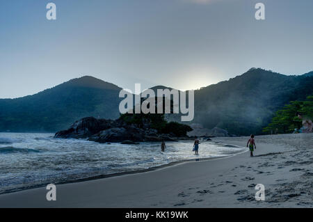 Photo prise à Trindade, Brésil Août 2017 : Pedra da Praia do Meio. Praia do Cachadaco. Plage à l'eau claire. Trindade, Paraty, Rio de Janeiro, Bra Banque D'Images