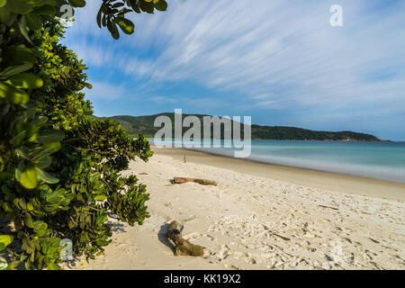 Photo prise à Ilha Grande, Brésil Août 2017 : Exposition longue plage de Lopes Mendes à Ilha Grande, au sud de Rio de Janeiro, Brésil Banque D'Images