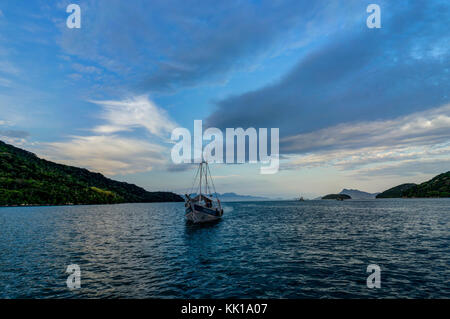 Photo prise à Ilha Grande, Brésil Août 2017 : bateau sur l'océan de l'eau pendant le coucher du soleil Banque D'Images