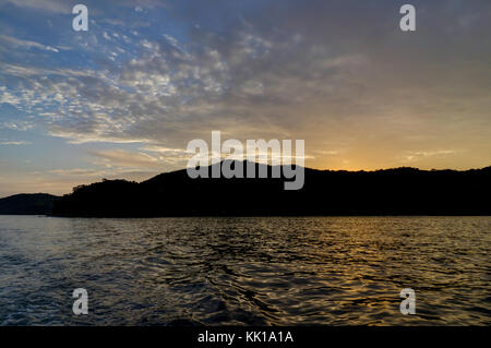 Photo prise à Ilha Grande, Brésil Août 2017 : bateau sur l'océan de l'eau pendant le coucher du soleil Banque D'Images