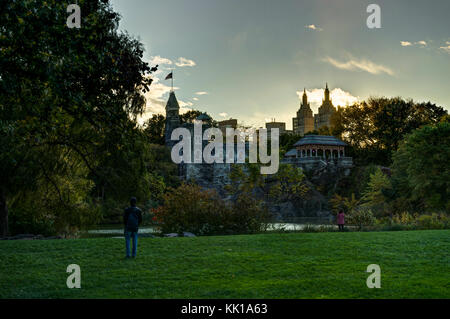 Photo prise à New York, USA, Août 2017 : New York Central Park avec vue sur l'horizon Coucher de soleil nuages arbres Banque D'Images