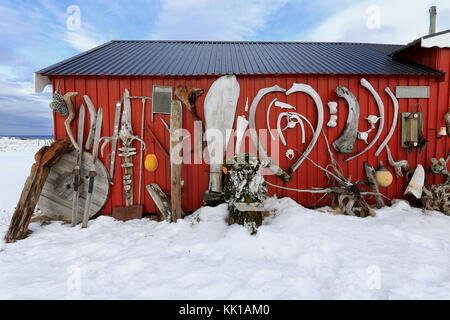 Excentriquement ornate-rouge façade peinte de rorbu-cabane de pêche saisonnières traditionnelles maintenant pour les touristes à côté de fv888-laukvikveien road-nw.côté de austva Banque D'Images