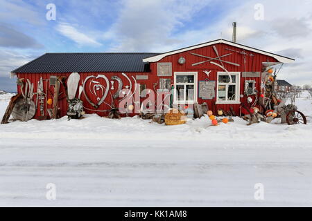 Excentriquement ornate-rouge façade peinte de rorbu-cabane de pêche saisonnières traditionnelles maintenant pour les touristes à côté de fv888-laukvikveien road-nw.côté de austva Banque D'Images