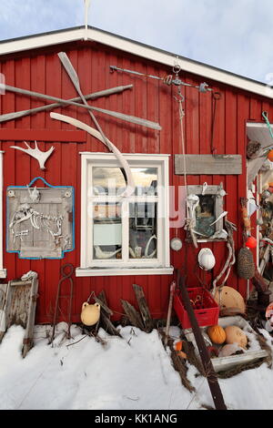 Excentriquement ornate-rouge façade peinte de rorbu-cabane de pêche saisonnières traditionnelles maintenant pour les touristes à côté de fv888-laukvikveien road-nw.côté de austva Banque D'Images