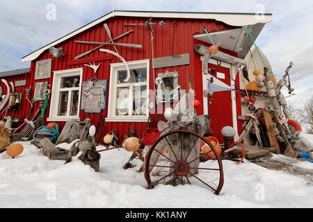 Excentriquement ornate-rouge façade peinte de rorbu-cabane de pêche saisonnières traditionnelles maintenant pour les touristes à côté de fv888-laukvikveien road-nw.côté de austva Banque D'Images