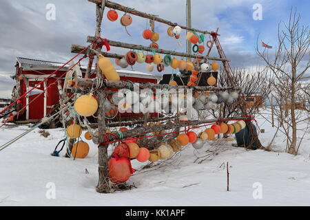 Excentriquement ornate-rouge façade peinte de rorbu-cabane de pêche saisonnières traditionnelles maintenant pour les touristes à côté de fv888-laukvikveien road-nw.côté de austva Banque D'Images