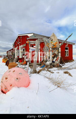 Excentriquement ornate-rouge façade peinte de rorbu-cabane de pêche saisonnières traditionnelles maintenant pour les touristes à côté de fv888-laukvikveien road-nw.côté de austva Banque D'Images