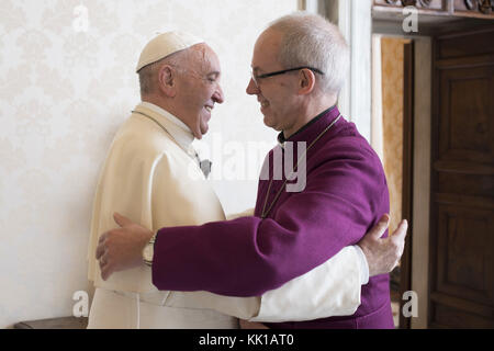 Le pape François rencontre l'archevêque de Canterbury Justin Welby au Vatican Avec: Le pape François, archevêque de Canterbury, Justin Welby Où: Rome, Italie Quand: 27 Oct 2017 crédit: IPA/WENN.com **Disponible Uniquement pour publication au Royaume-Uni, aux Etats-Unis, en Allemagne, en Autriche, en Suisse** Banque D'Images