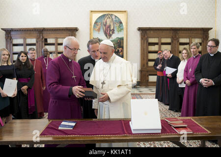 Le pape François rencontre l'archevêque de Canterbury Justin Welby au Vatican Avec: Le pape François, archevêque de Canterbury, Justin Welby Où: Rome, Italie Quand: 27 Oct 2017 crédit: IPA/WENN.com **Disponible Uniquement pour publication au Royaume-Uni, aux Etats-Unis, en Allemagne, en Autriche, en Suisse** Banque D'Images