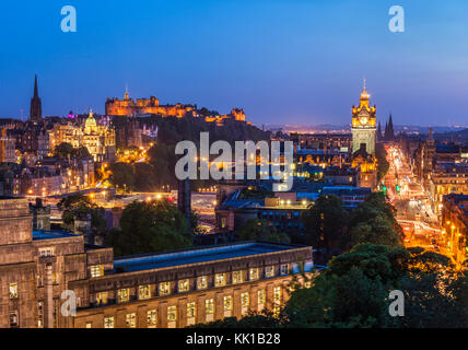 Vue vers le bas d'edimbourg Princes street à Edimbourg de nuit skyline et château d'Édimbourg (new town centre-ville d'Édimbourg Edinburgh Scotland UK GO Europe Banque D'Images