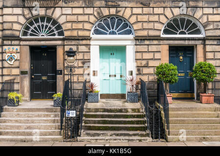 L'architecture géorgienne d'Edimbourg Edimbourg ecosse portes géorgiennes avec imposte au-dessus de la porte Nouvelle ville nouvelle ville d'édimbourg edinburgh scotland uk go Banque D'Images