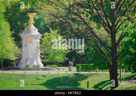 Tiergarten Berlin, touristes pause pour étudier l'Beethoven-Haydn-monument Mozart dans le parc de Tiergarten à Berlin, Allemagne. Banque D'Images