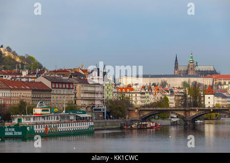 PRAGUE, RÉPUBLIQUE TCHÈQUE - 24 avril, 2017 : Avis de Vltava avec bateau de croisière et le pont Charles et le Château Banque D'Images