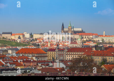 Les toits de Prague. Belle vue aérienne de l'architecture baroque tchèque, d'églises et de la cathédrale. Banque D'Images