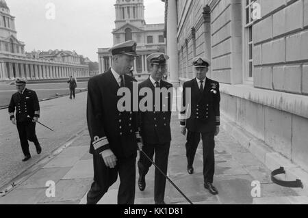 Son Altesse Royale le Prince Charles visiter Greenwich Naval College à Londres en 1975. Le prince Charles dans son uniforme de la marine. Banque D'Images