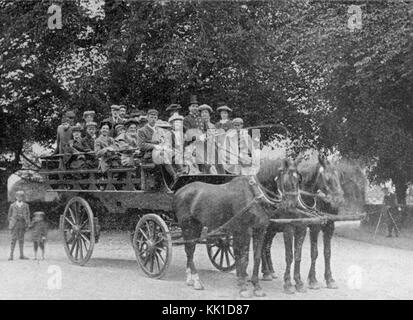 A la fin ou au début de l'Edwardian photographie d'un grand cheval transportant touristes panier ouvert ou de passagers sur un site voyage touristique en Angleterre. Banque D'Images