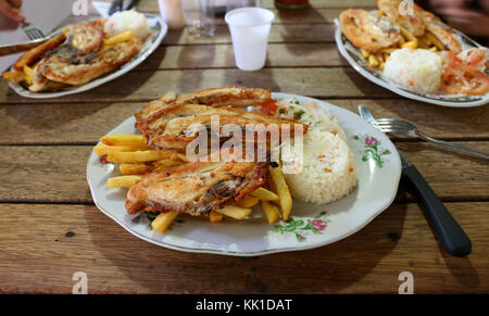 Repas colombien typique - poulet, riz, frites, Salade Banque D'Images