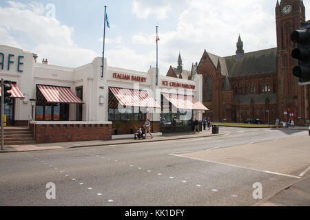 Nardini's ice cream parlour sur le front de largs ecosse ayrshire Banque D'Images