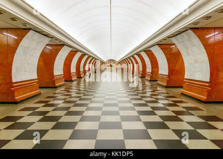 La plate-forme de la station de métro Park Pobedy, Moscou, Russie. Le métro de Moscou est l'un des plus grands systèmes de transport en commun rapide dans le monde. Banque D'Images