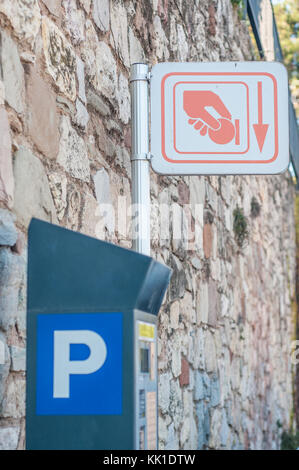 Distributeur automatique de billets de stationnement et un parking meter sign , Vic, Catalogne Banque D'Images