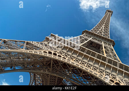 La tour eiffel contre un ciel bleu. Banque D'Images